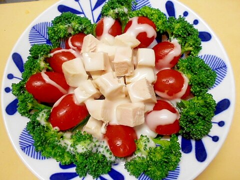 サラダチキンとブロコ・トマトのコールスローサラダ